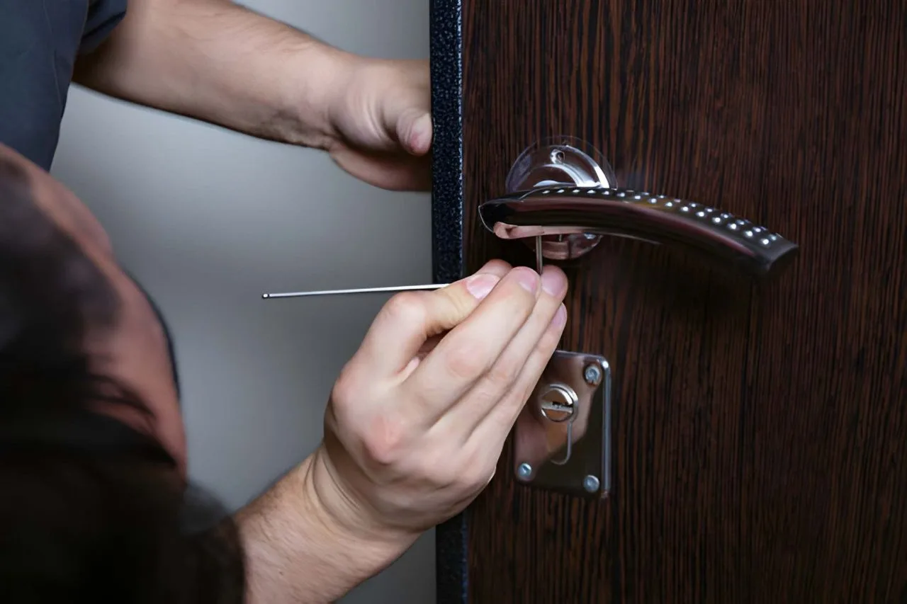 Changing a door handle and lock