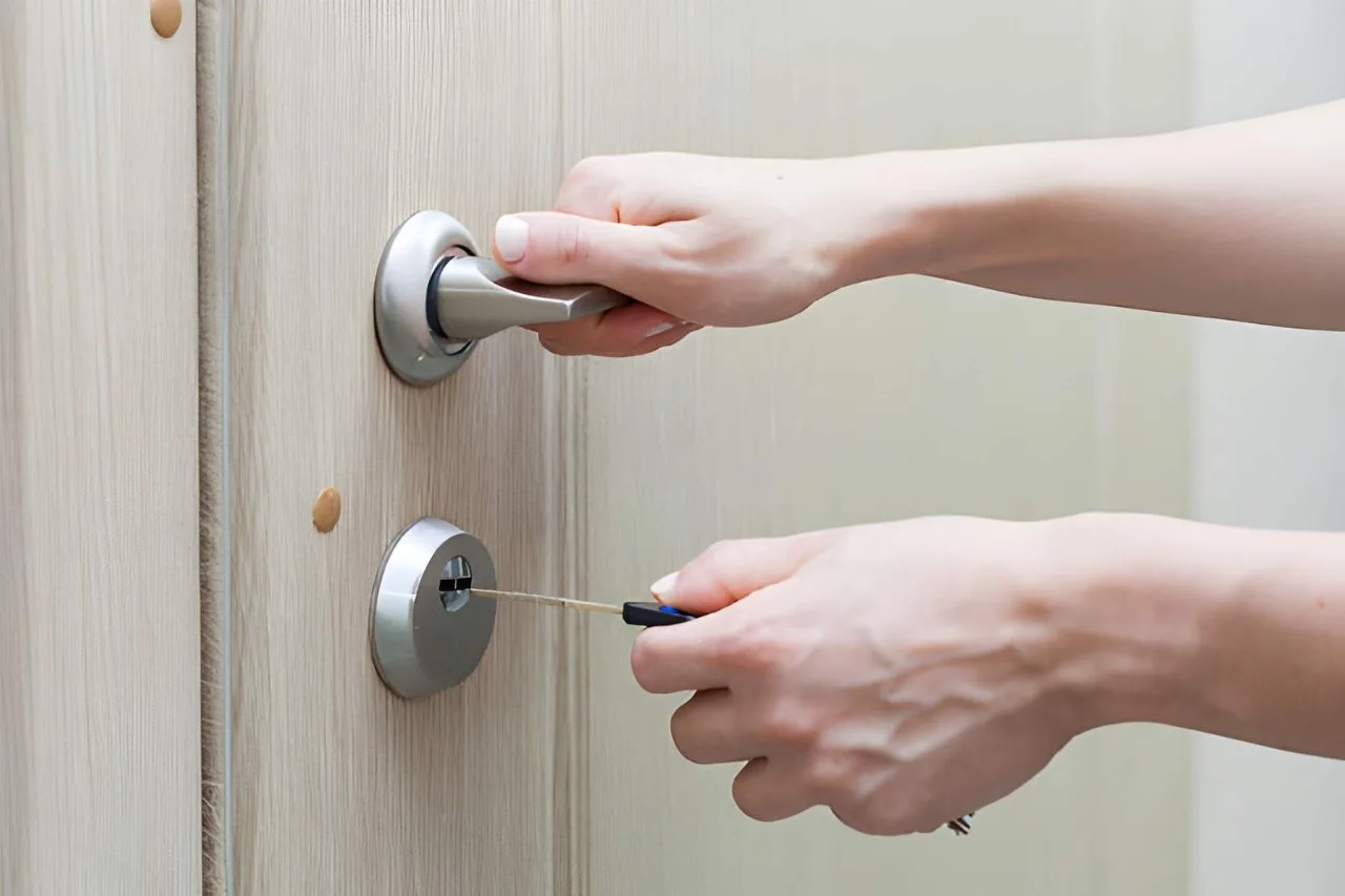 Repairing a door handle lock